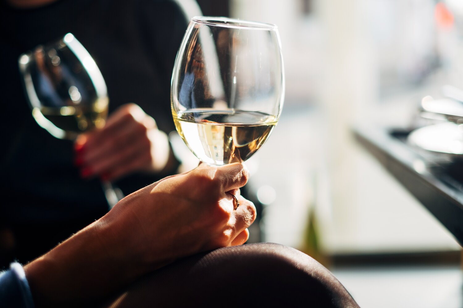 toasting-white-wine_t20_AlNWJ0